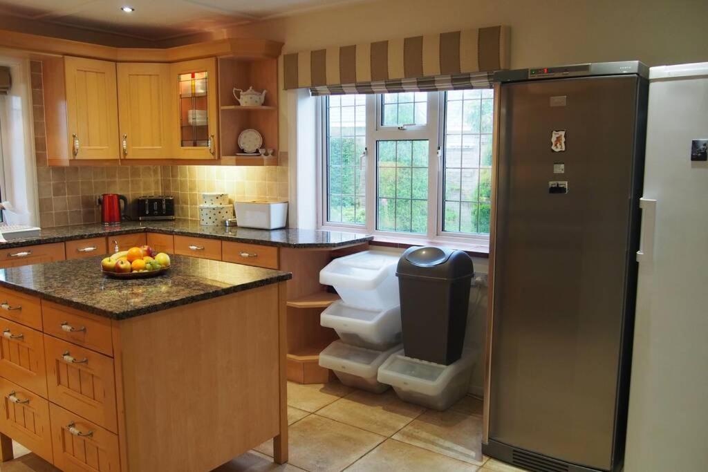 Hectors House Comfortable 4 Bed House In Mature Gardens Yelverton Exterior foto